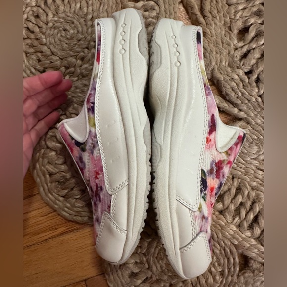 Women's Easy Spirit, Traveltime525 Clog  Natural Floral Fabric Leather - Picture 3 of 6